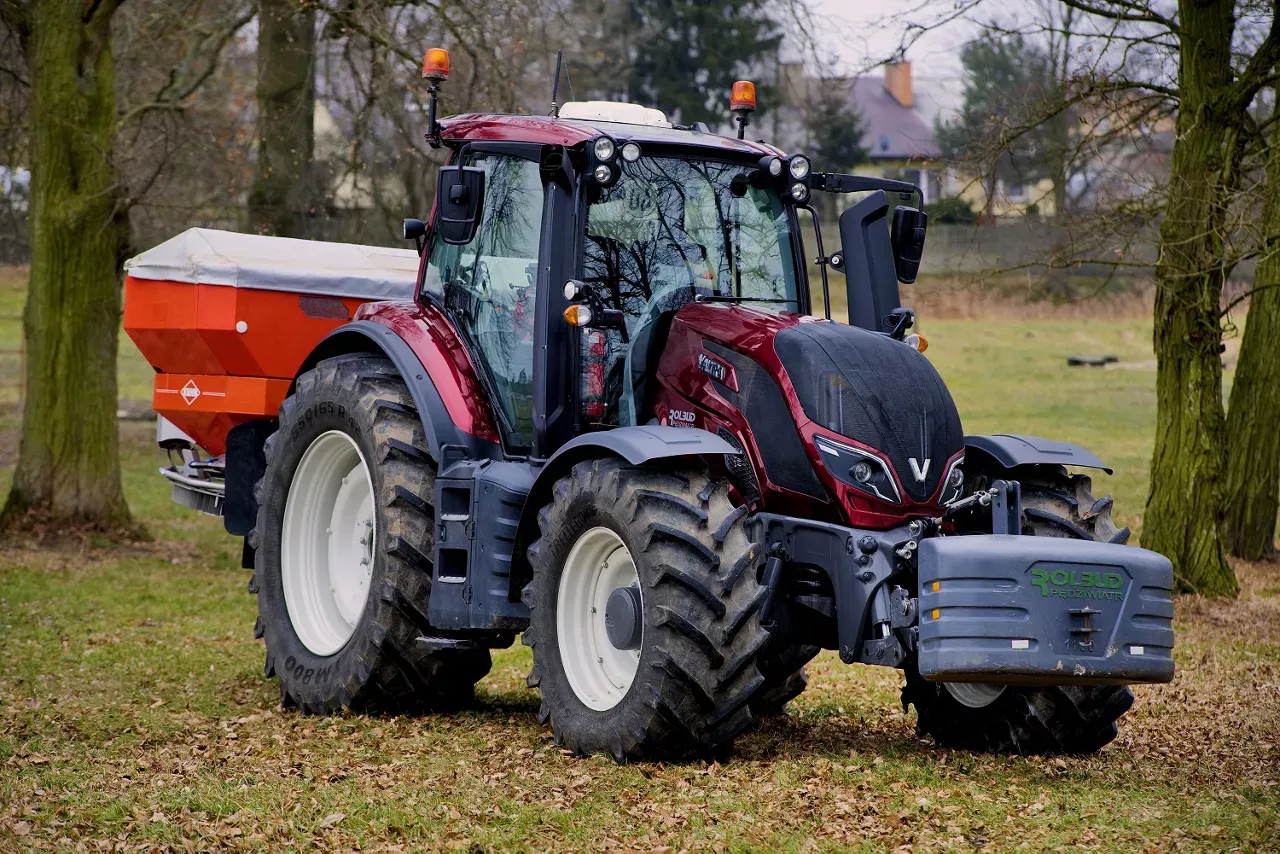ciągnik rolniczy w r&oacute;żnych pracach polowych