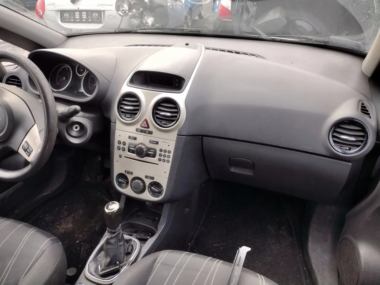 Opel Corsa D wnętrze deska rozdzielcza