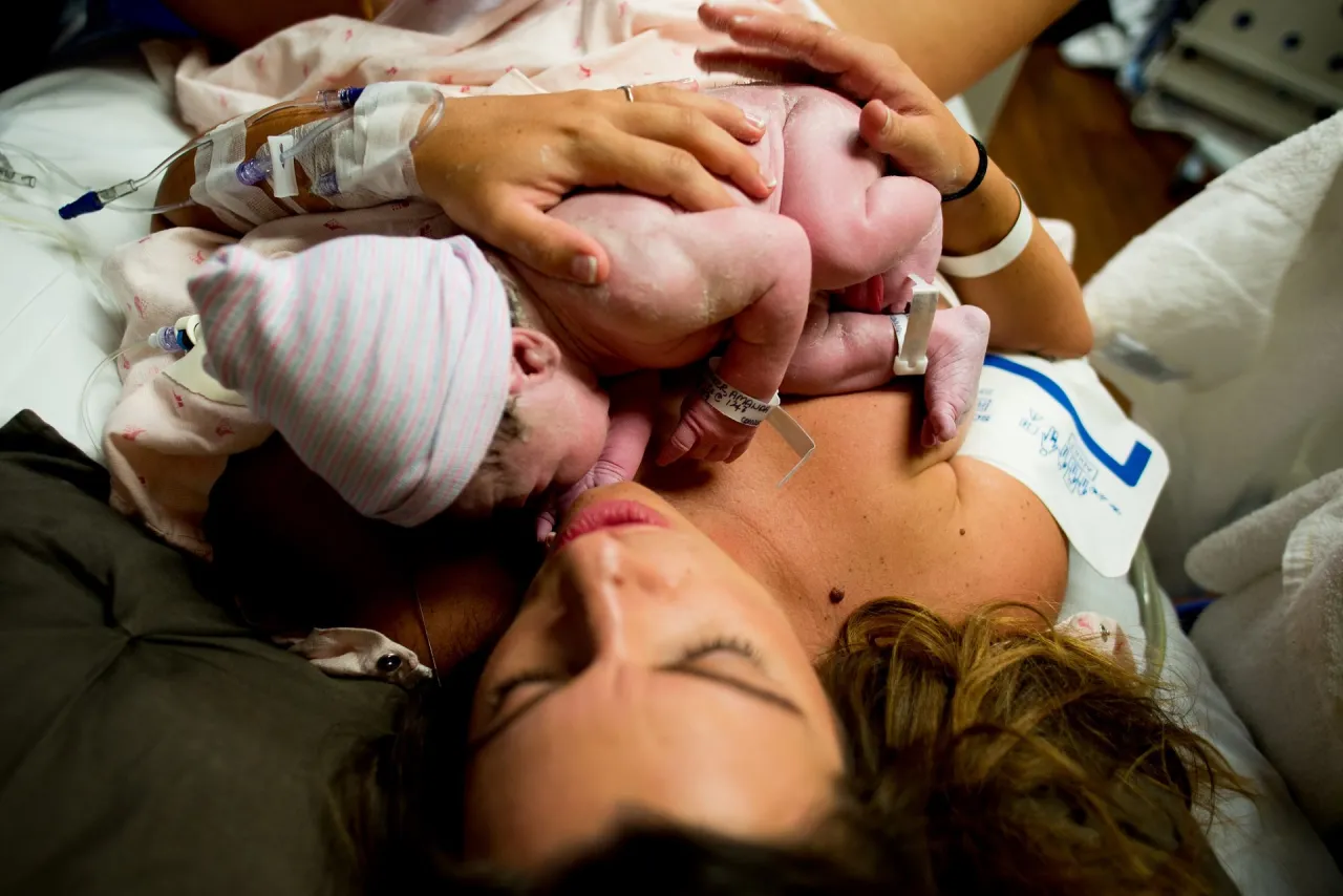 rodzic kangurowanie noworodka sk&oacute;ra do sk&oacute;ry