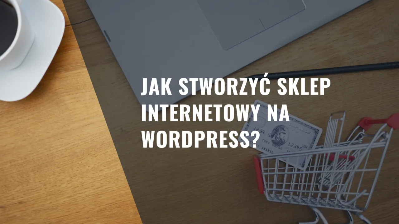 Jak stworzyć sklep internetowy na WordPress? Na zdjęciu laptop, filiżanka kawy, karta kredytowa i mini wózek sklepowy.