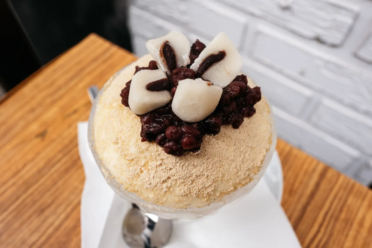 Pyszny deser Bingsu przepis: mrożone mleko, słodka fasola i kluski ryżowe. Idealny na upalne dni.