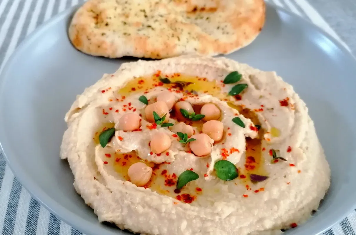 Pyszny hummus z ciecierzycy, idealny do maczania pieczywa. Świetny pomysł, co zrobić z ugotowanej ciecierzycy!