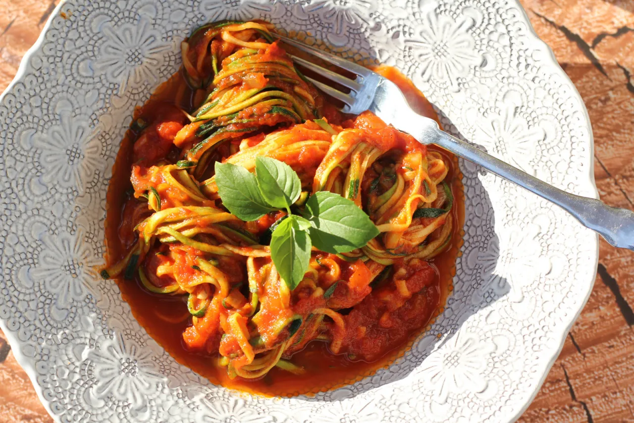 spaghetti z sosem z cukinii