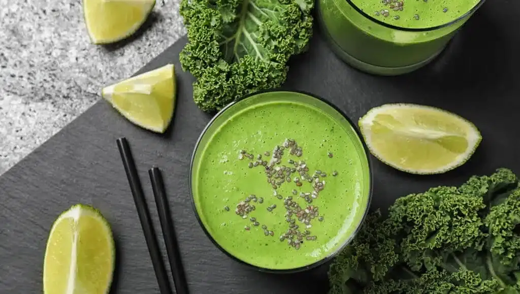 różne warianty koktajlu z jarmużu