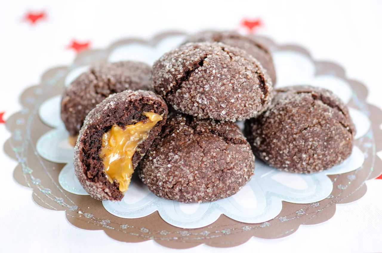 Domowe ciastka z płynnym karmelem przekr&oacute;j