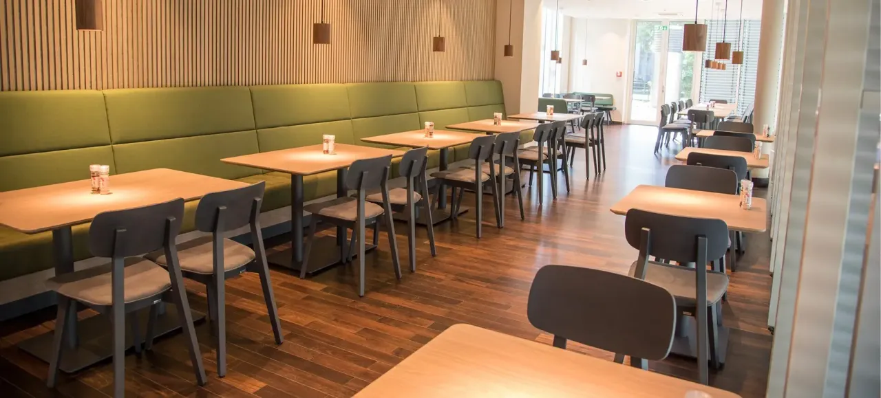 Moderne Gastronomieeinrichtung mit verschiedenen Sitzbereichen