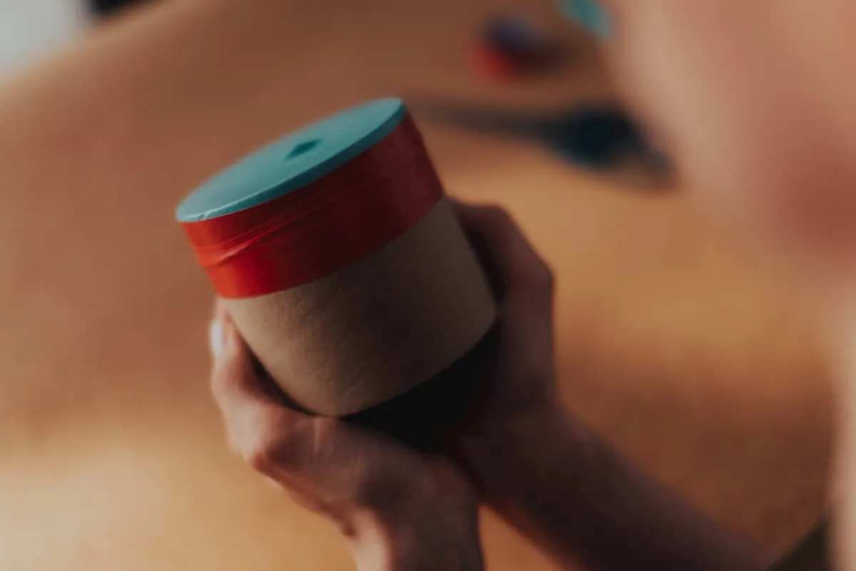 dzieci tworzące instrumenty dęte DIY