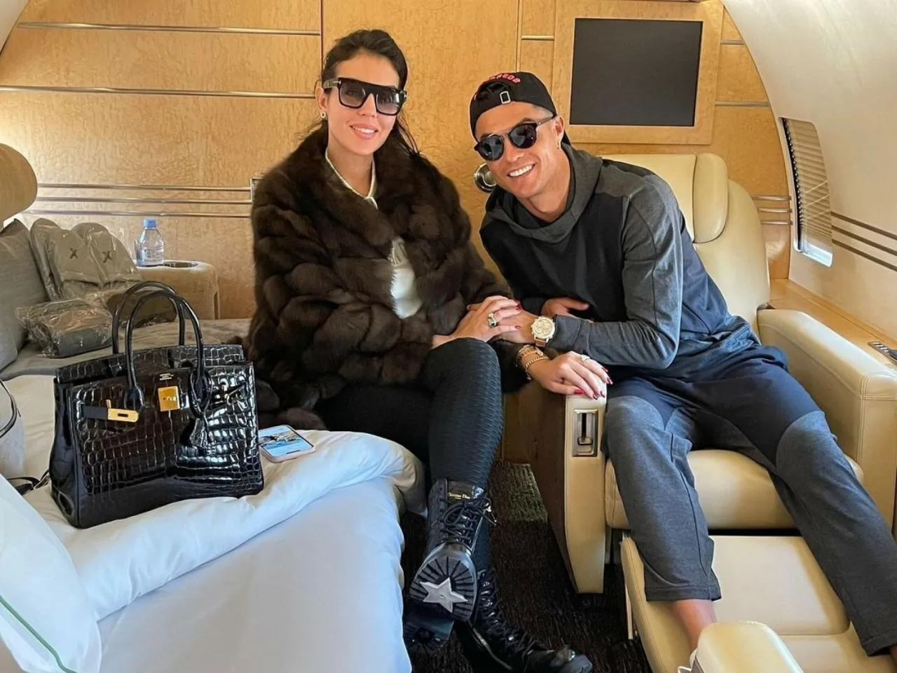 Georgina i Cristiano w prywatnym samolocie. Ciekawe, ile zarabia Ronaldo, że stać go na takie luksusy!