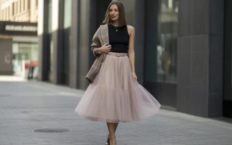 kobieta w stylizacji ze spódnicą ecru i kolorową górą