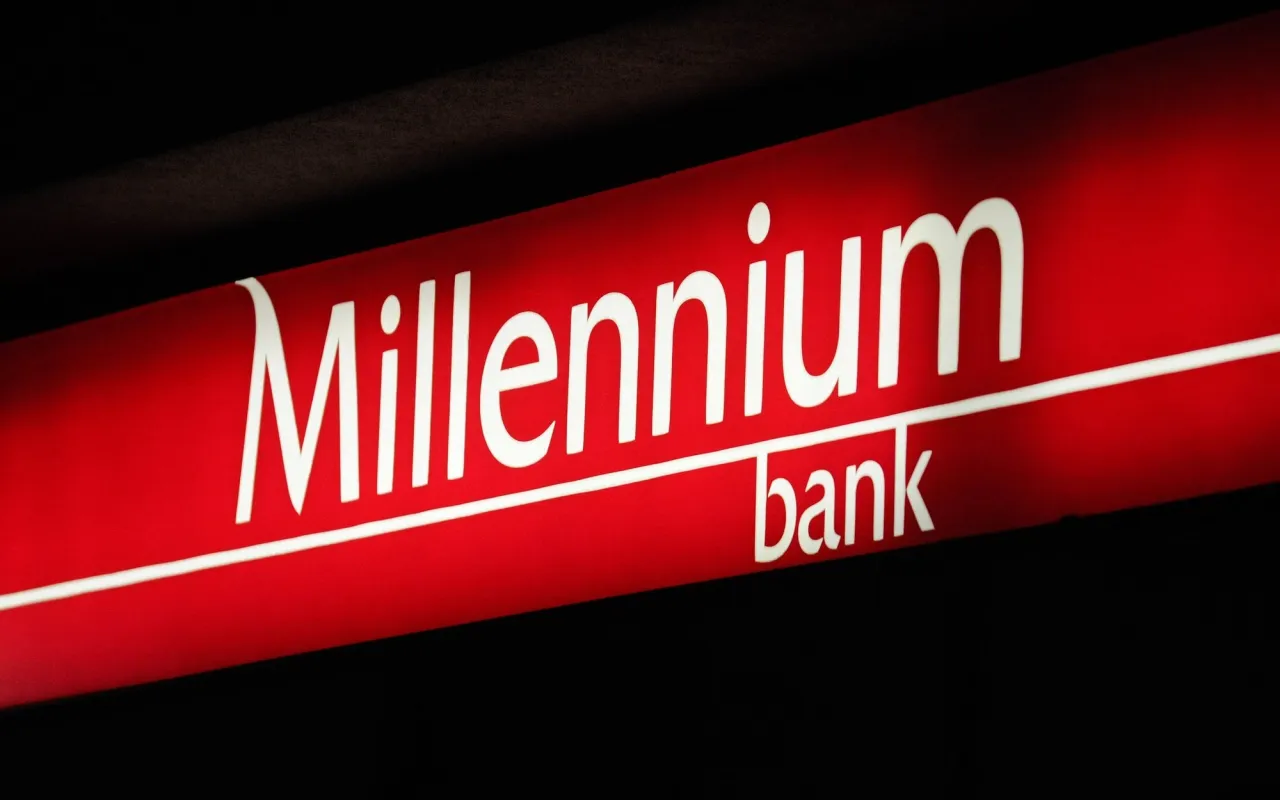 Czerwony znak z białym napisem 