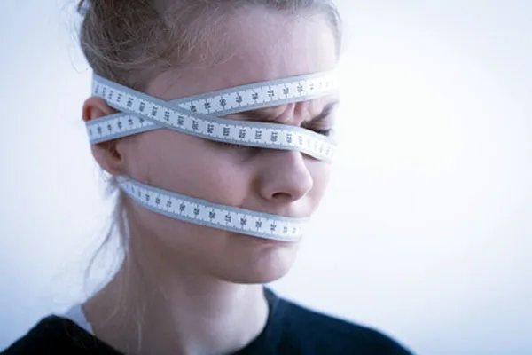 osoba zdezorientowana licząca kalorie