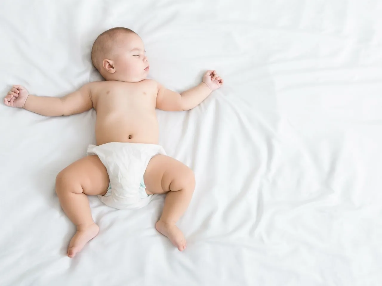 Noworodek w pieluszce, dobór rozmiaru pieluchy