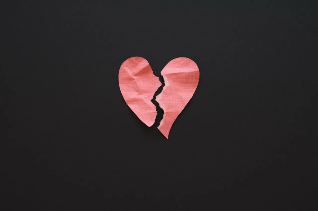 Zrozumienie mechanizm&oacute;w rozstania, złamane serce