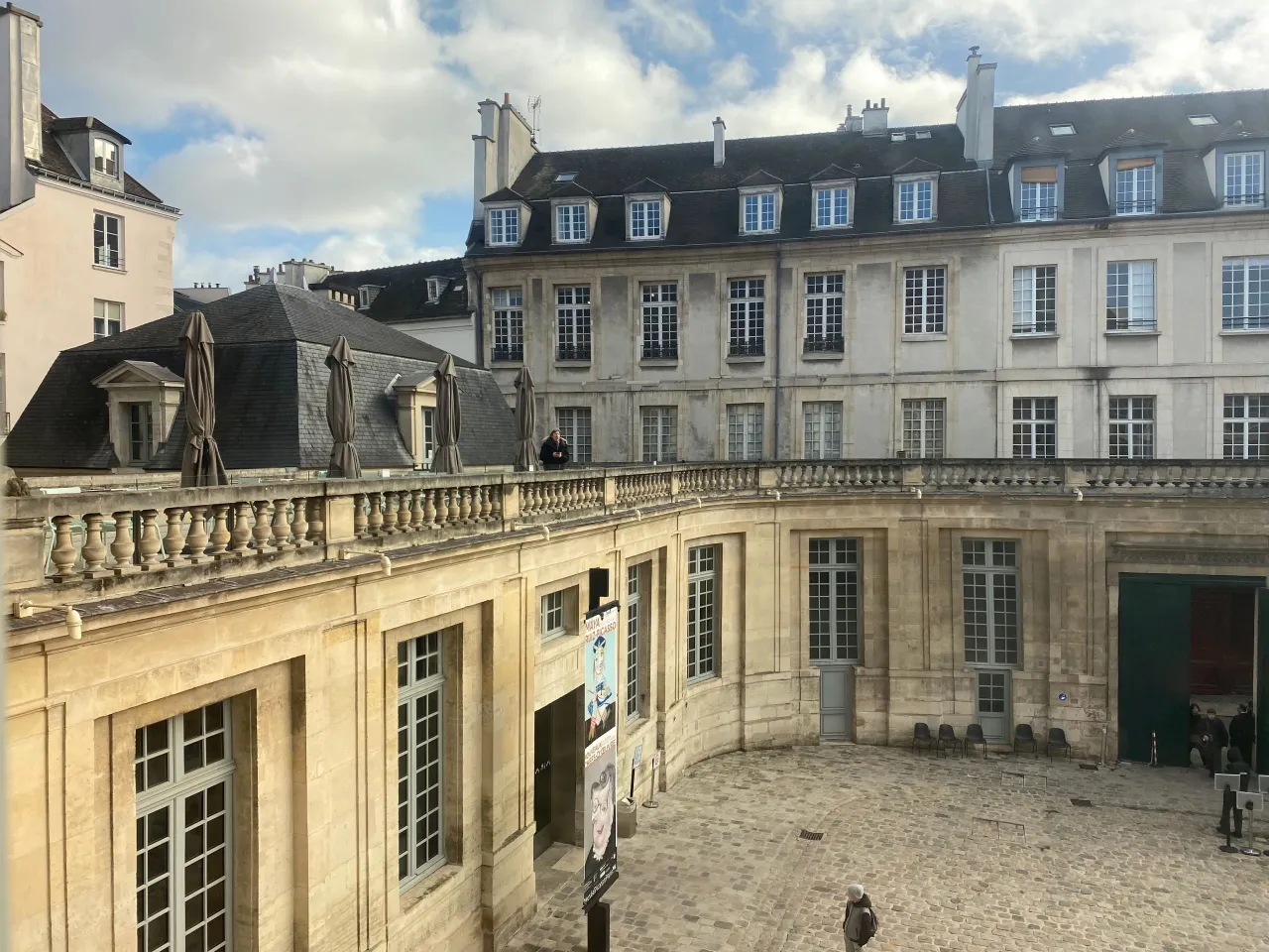 Dziedziniec Muzeum Picassa w Paryżu, z kamiennymi budynkami i balustradą.