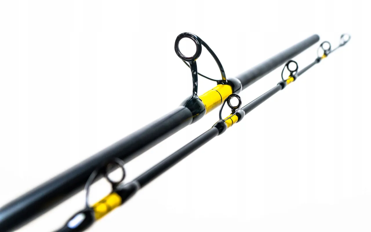 Czarny spinning na suma z ż&oacute;łtymi akcentami, gotowy do akcji.