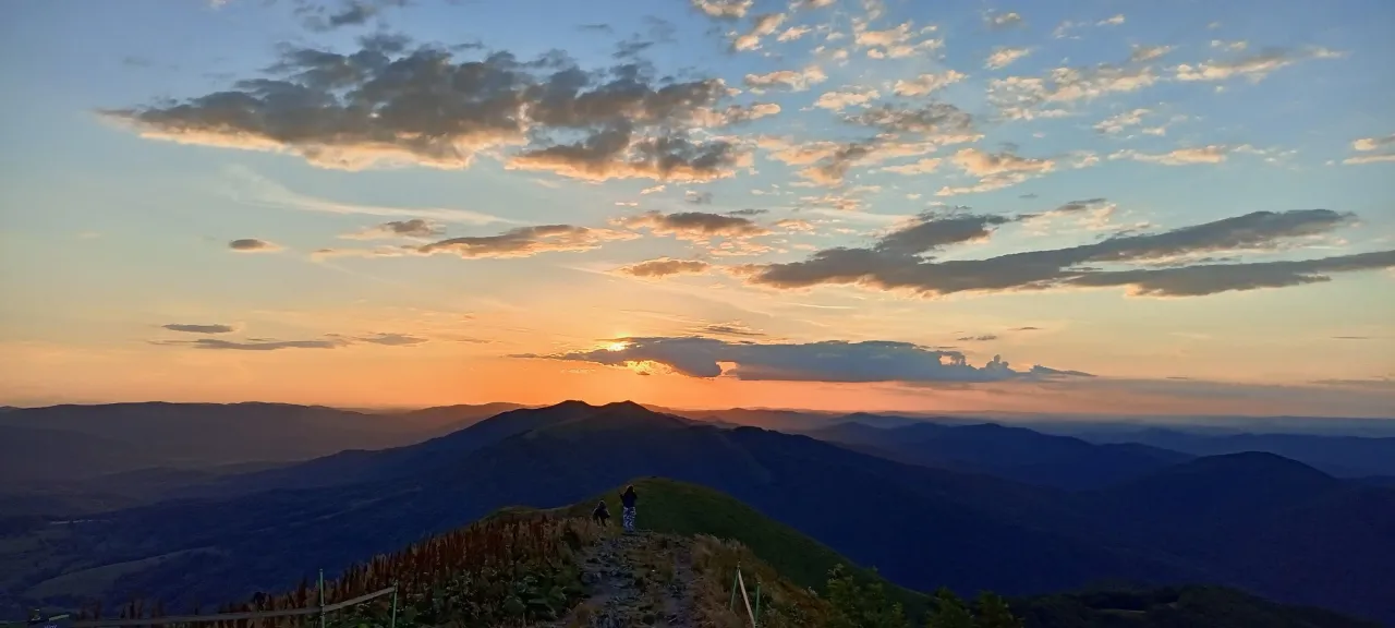 malownicze połoniny bieszczadzkie o zachodzie słońca