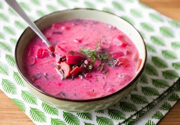 składniki na zupę botwinkową na blacie