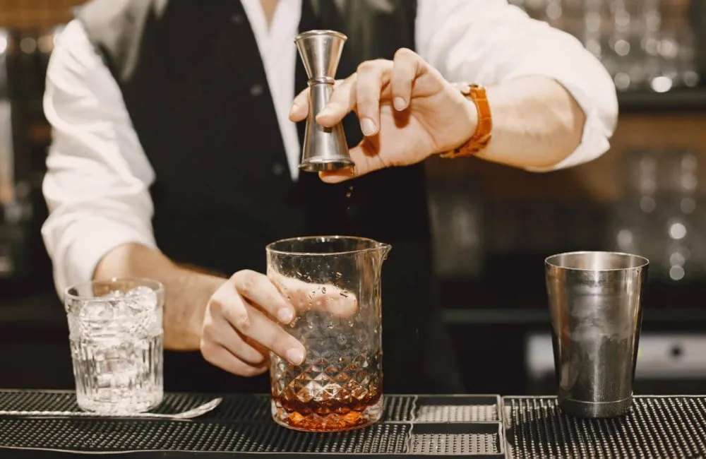 różne typy barów, barman w koktajl barze