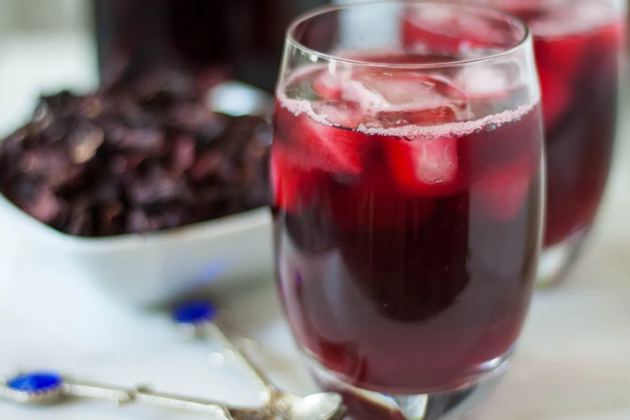 mrożona herbata hibiskusowa karkade