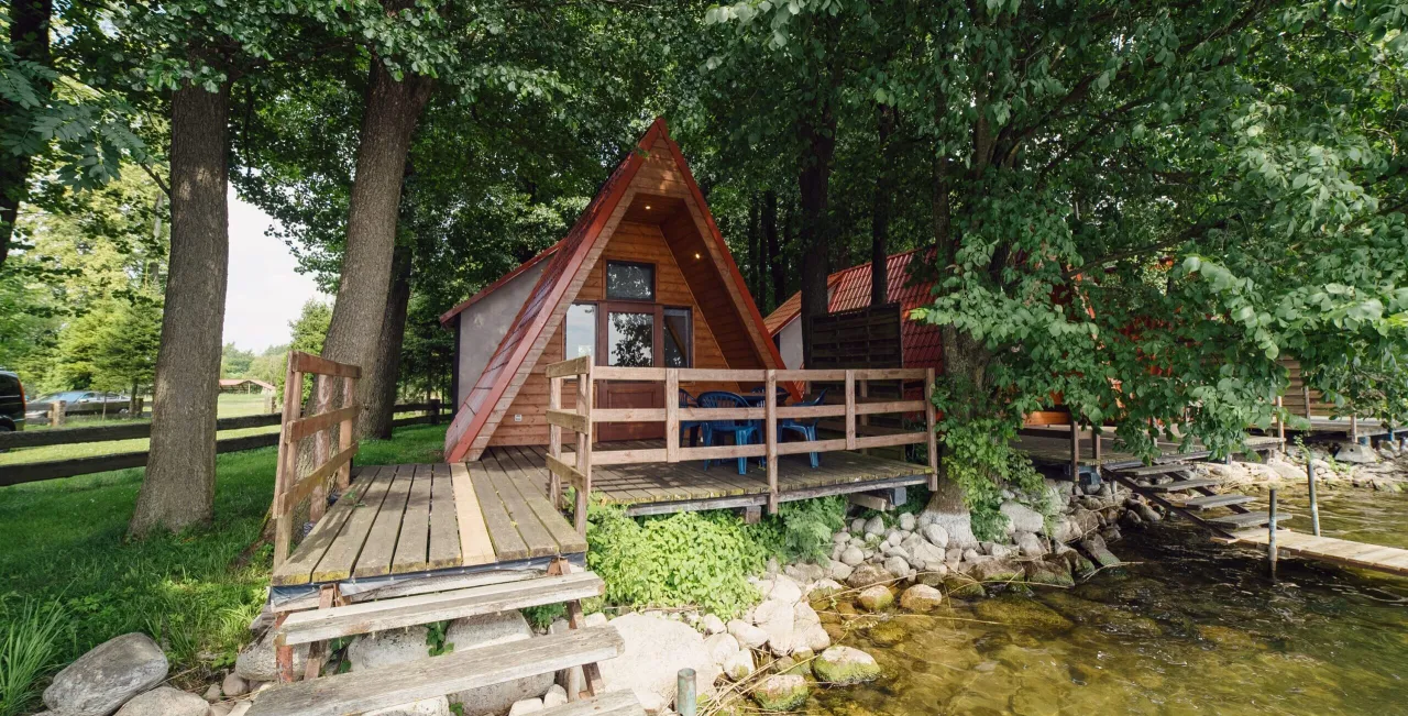 Domek letniskowy z pomostem nad jeziorem w Polsce