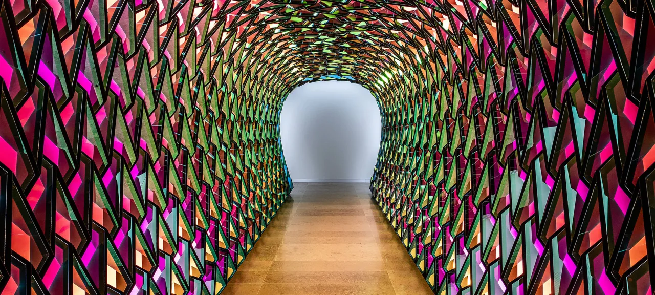 Kolorowy tunel z witrażowych paneli w Muzeum Sztuk Pięknych w Walencji.