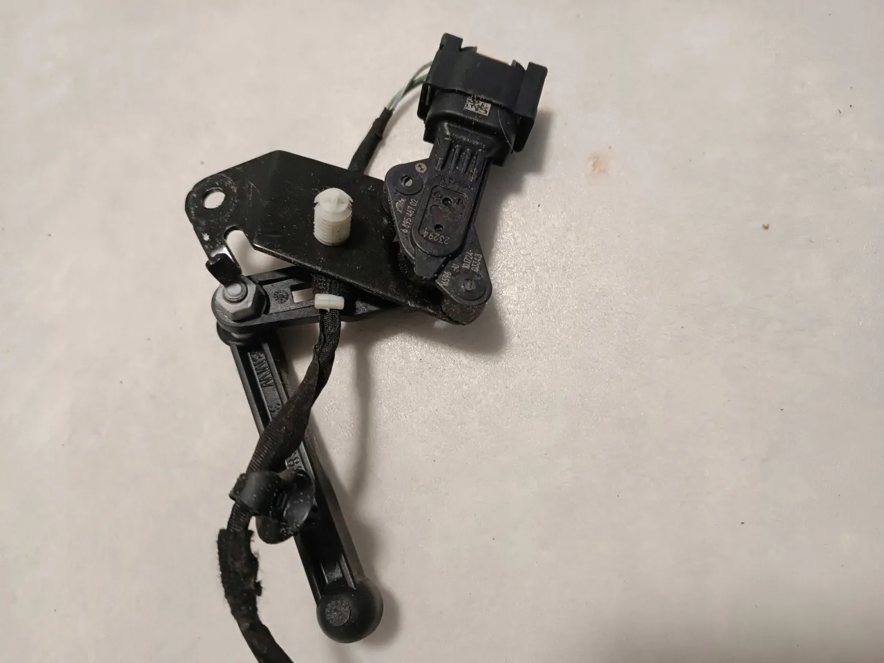 Czujnik poziomowania świateł BMW, element do diagnostyki.