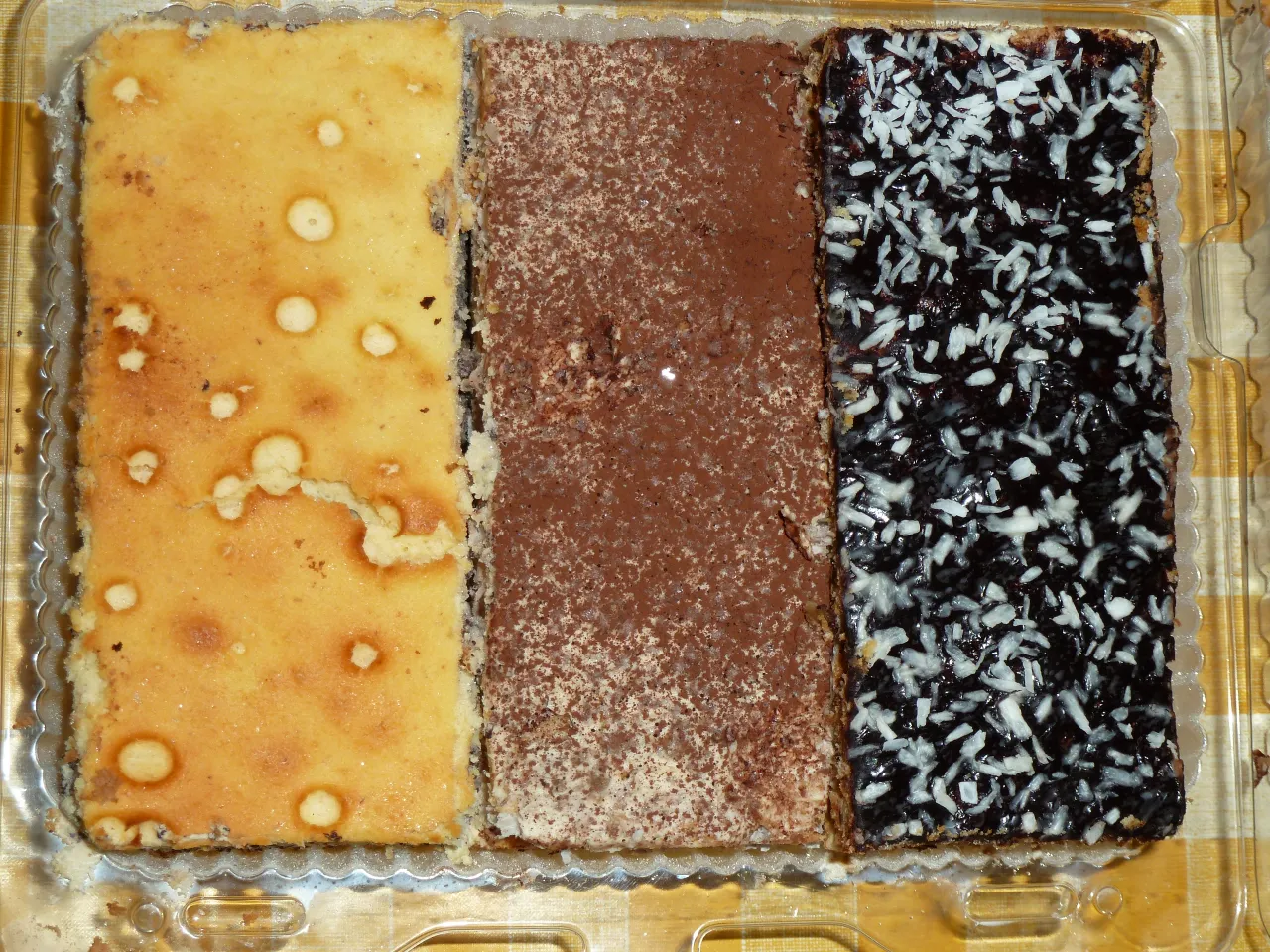 Trzy kawałki ciasta: jasne z bąbelkami, kakaowe i czekoladowe z wi&oacute;rkami kokosowymi. Zastanawiasz się, czy można mrozić ciasta? Tak, te też można!