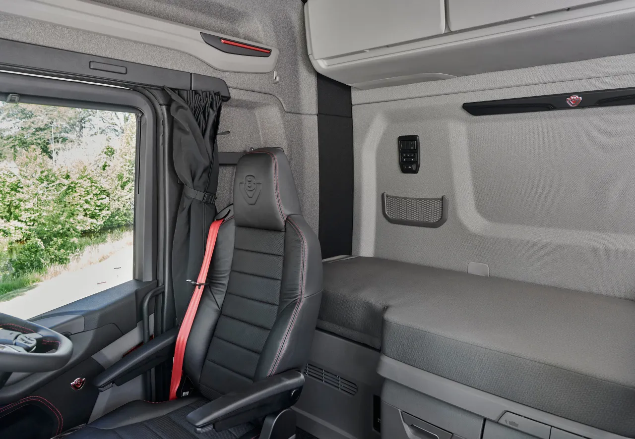 Wnętrze kabiny Scania S vs R