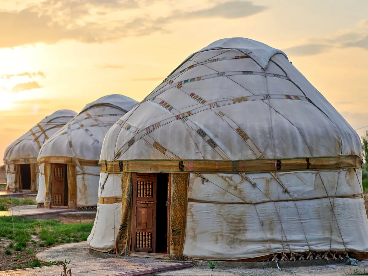 nietypowe noclegi agroturystyka jurta domek na drzewie