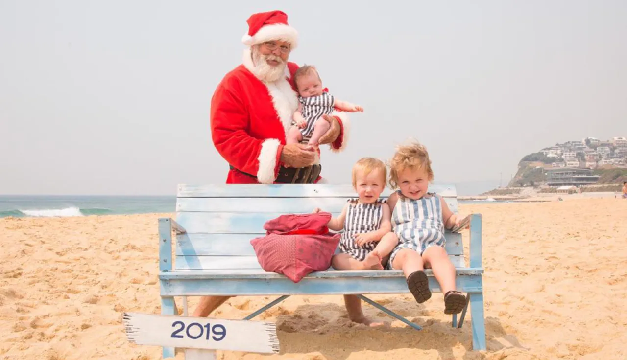 święty mikołaj na desce surfingowej australia
