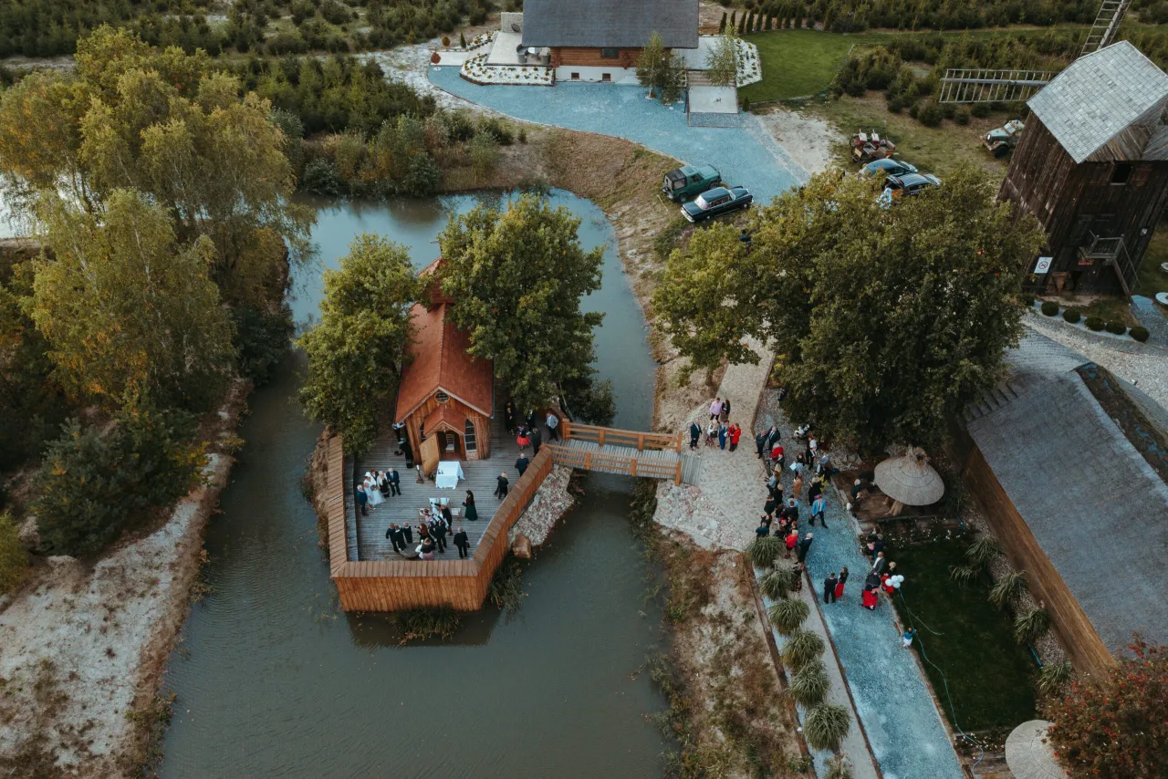 Skansen Bicz kaplica na wyspie ślub