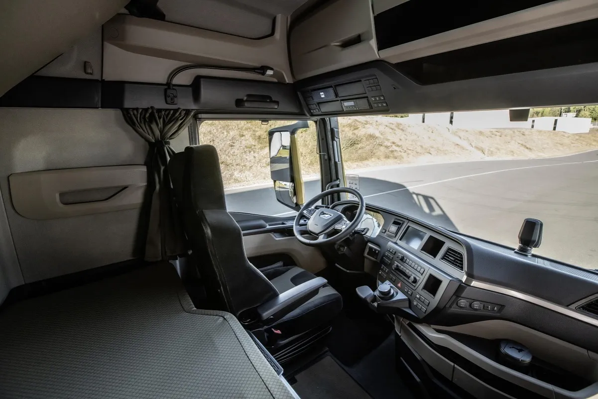 Kierowca ciężarówki w kabinie