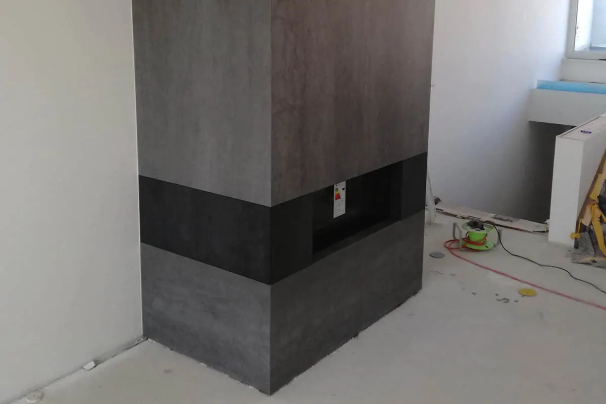 kominek obłożony spiekiem kwarcowym lub betonem architektonicznym