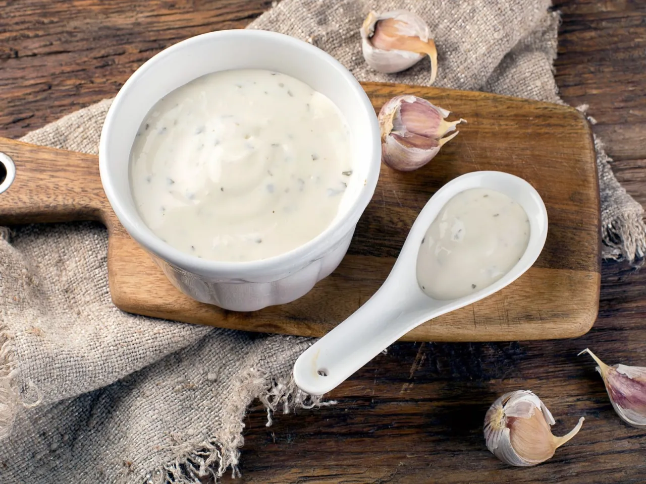 domowy sos czosnkowy z majonezem składniki