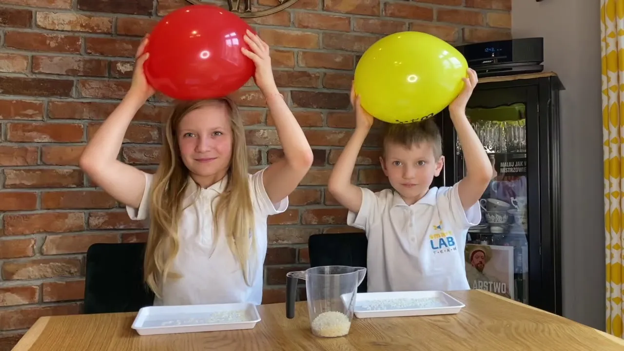 dzieci eksperymenty z elektrycznością statyczną balon