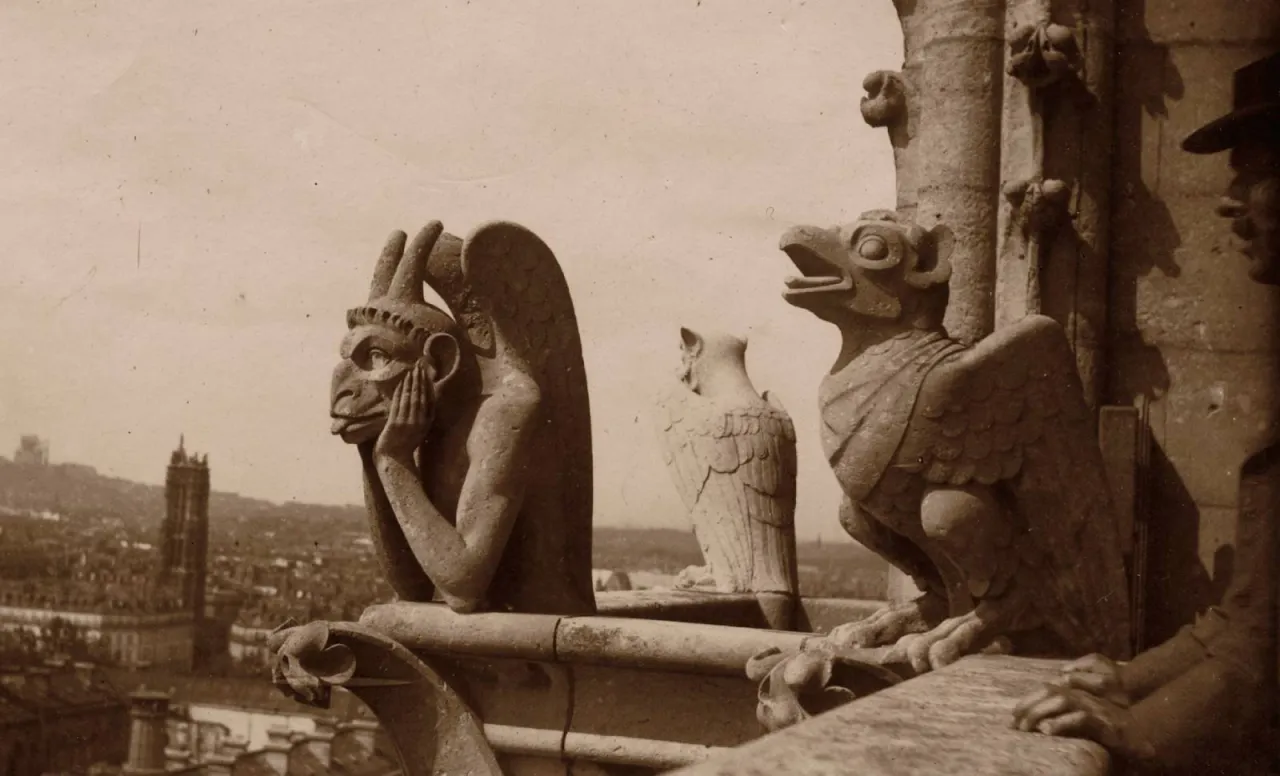Kamienne stwory, w tym zamyślony gargulec Notre Dame, czuwają nad Paryżem.