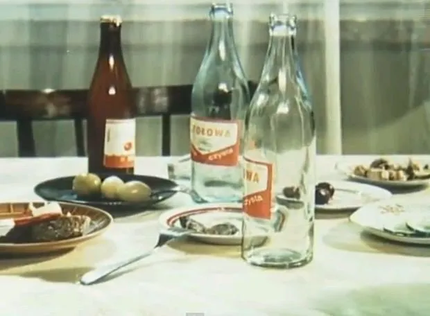napoje alkohole PRL stół
