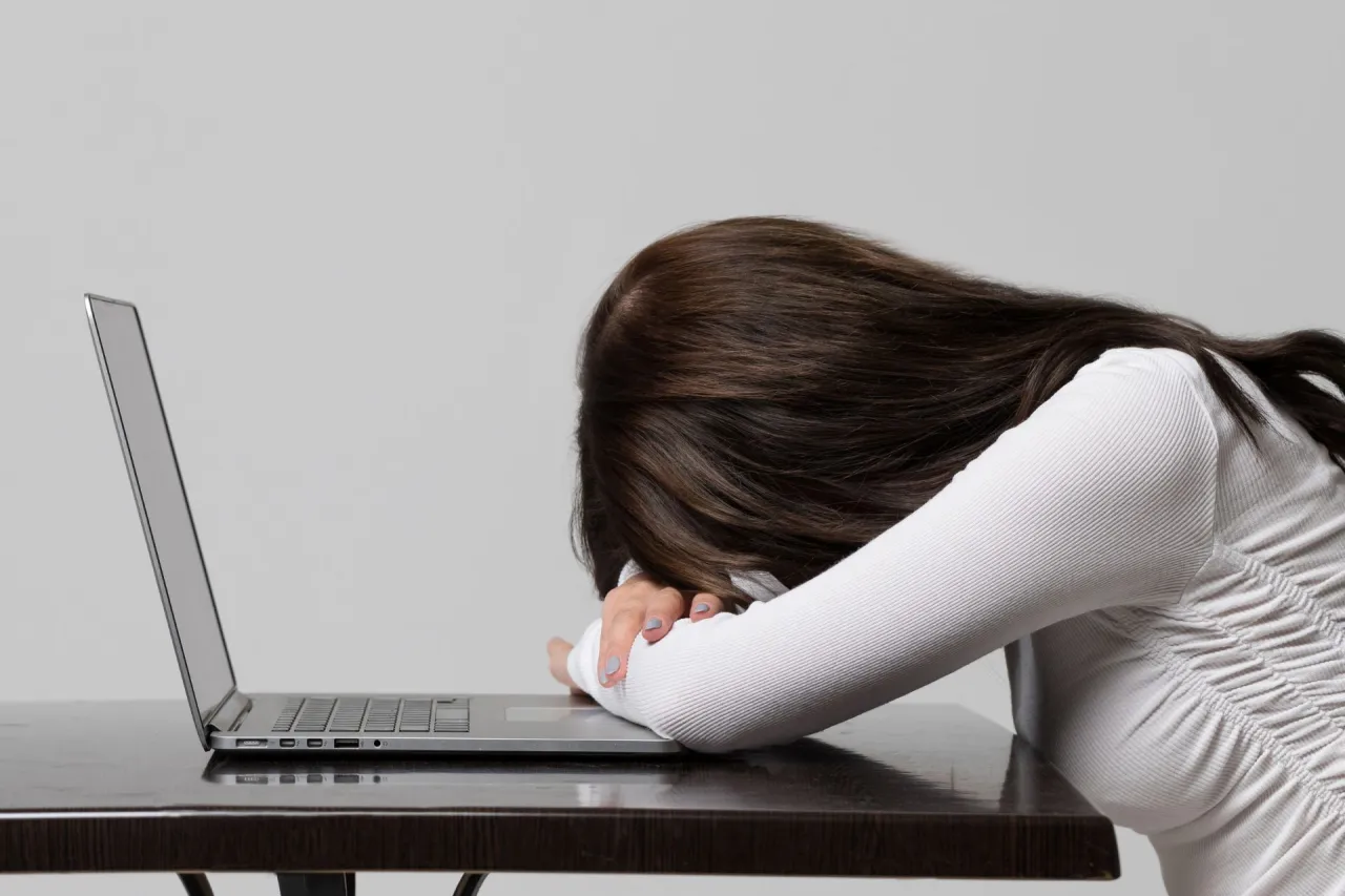 osoba zmęczona przy komputerze, brak motywacji, przebodźcowanie