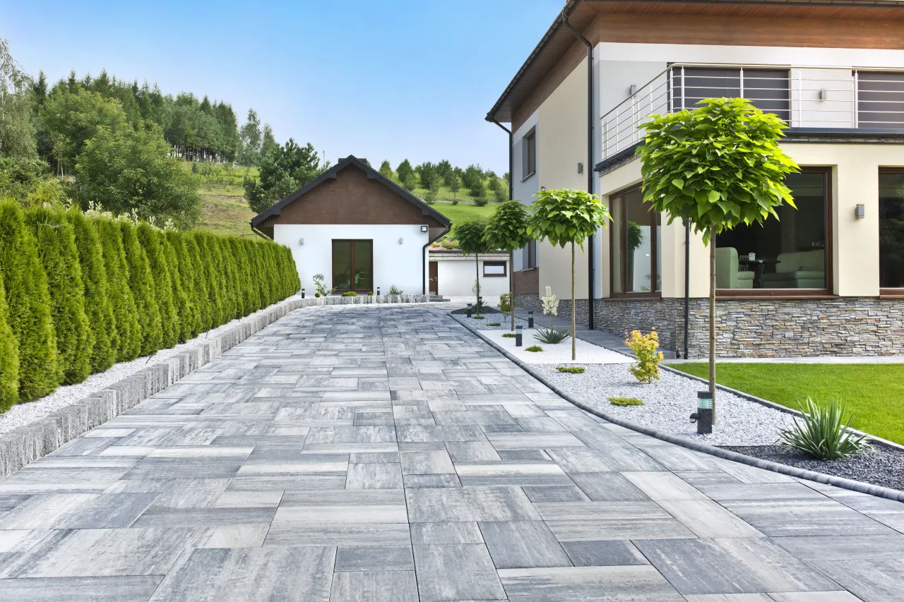 różne style podjazdów do domu