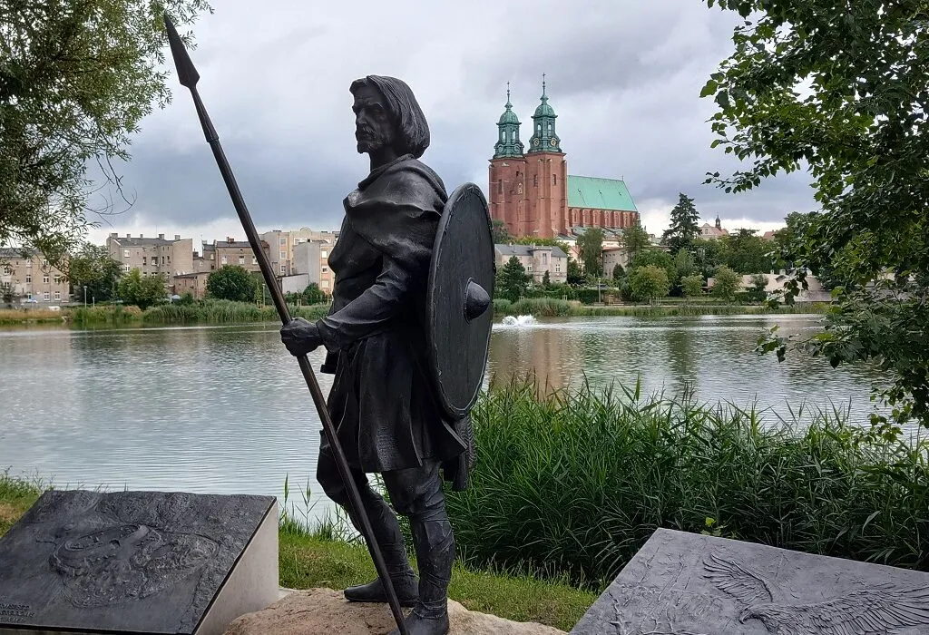 Trakt Kr&oacute;lewski Gniezno rzeźby kr&oacute;lik&oacute;w