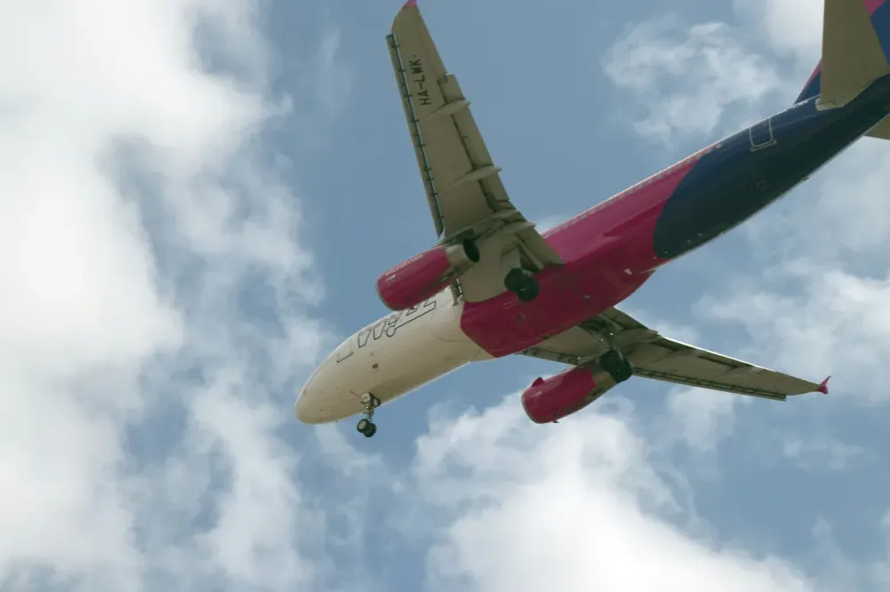 Zdjęcie Wizzair ile przed odlotem na lotnisku - uniknij stresu i spóźnienia