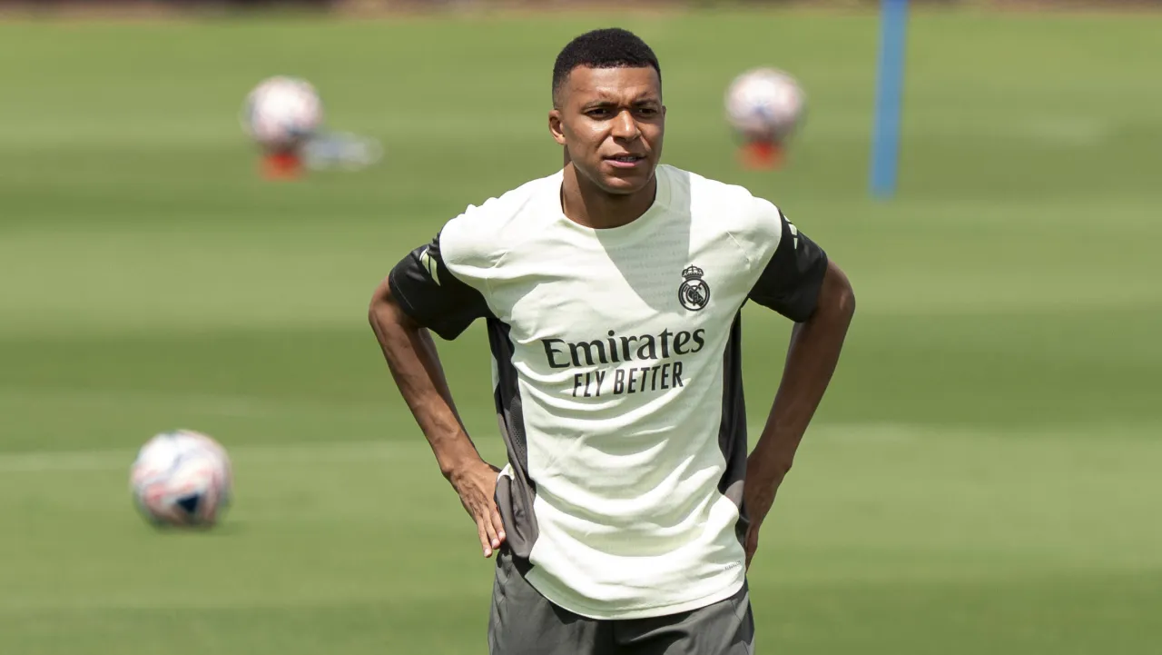 Kylian Mbapp&eacute; z piłką na boisku