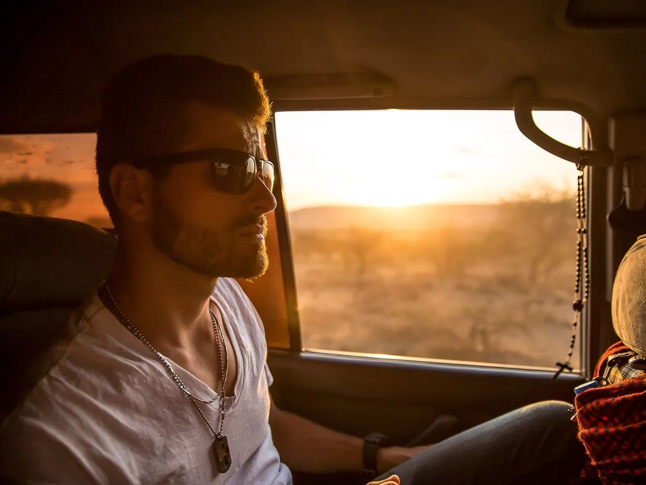 Mężczyzna z trzydniowym zarostem r&oacute;żne długości