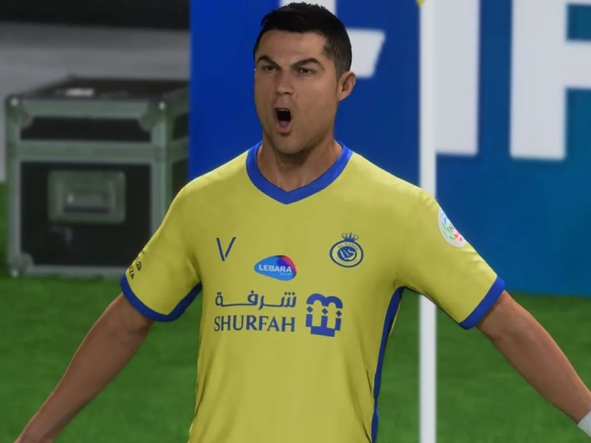Cristiano Ronaldo w żółtej koszulce Al Nassr, gdzie gra w FIFIE 23, z otwartymi ustami.