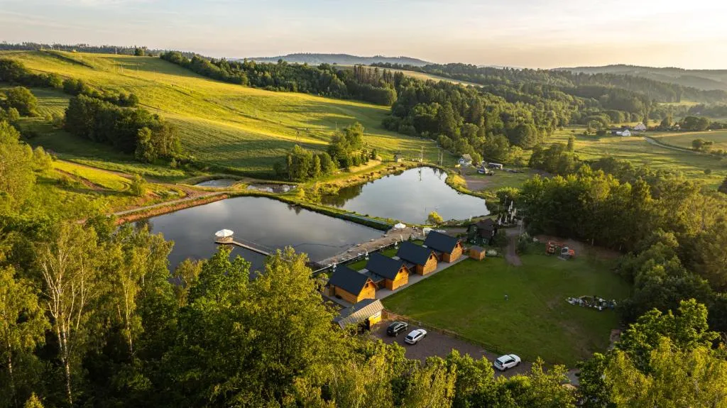 domki nad jeziorem Dolny Śląsk widok z lotu ptaka