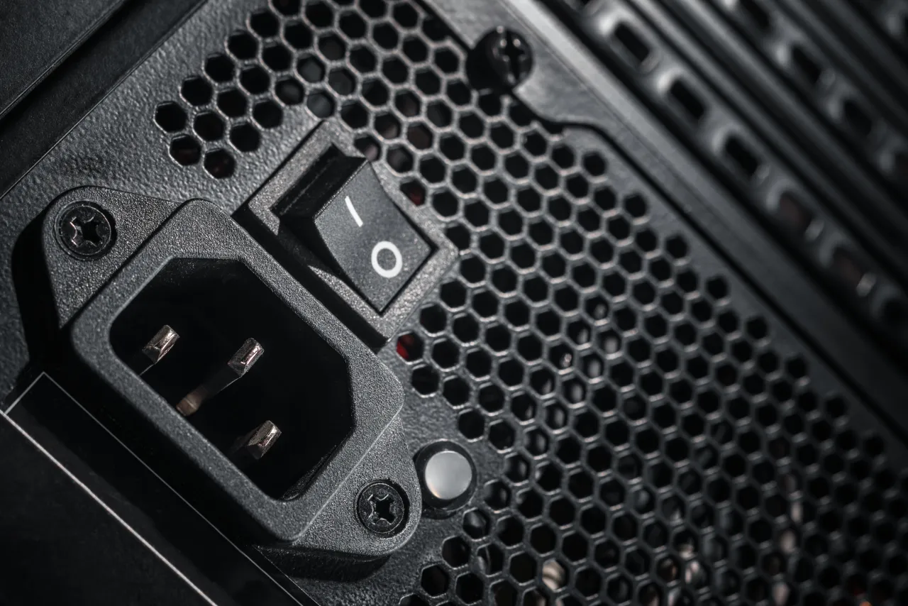 Osoba sprawdzająca parametry zasilacza i urządzenia