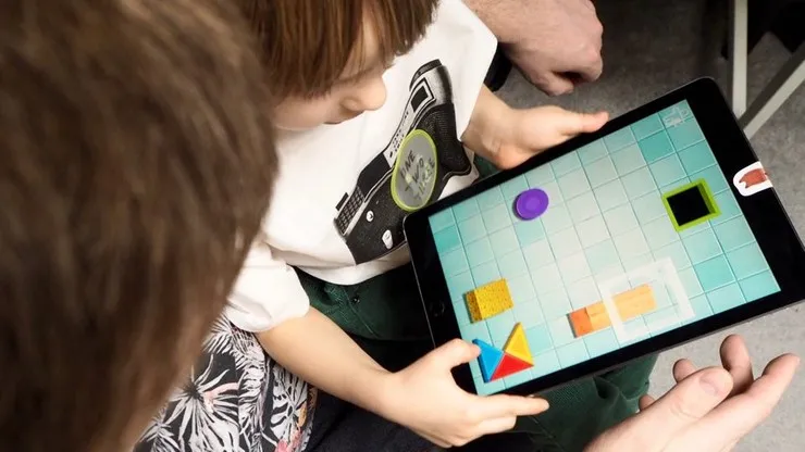 Dziecko grające w edukacyjną grę na tablecie