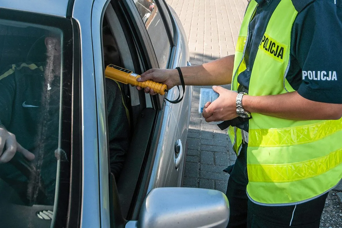 policjant z alkomatem, badanie trzeźwości na komisariacie