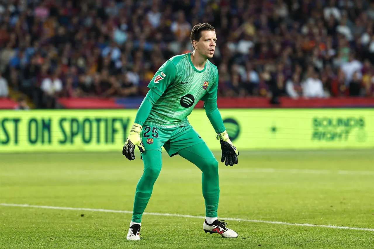 Wojciech Szczęsny, bramkarz FC Barcelony, w zielonym stroju, z numerem 25. Jego imponujący wzrost pozwala mu skutecznie bronić bramki.