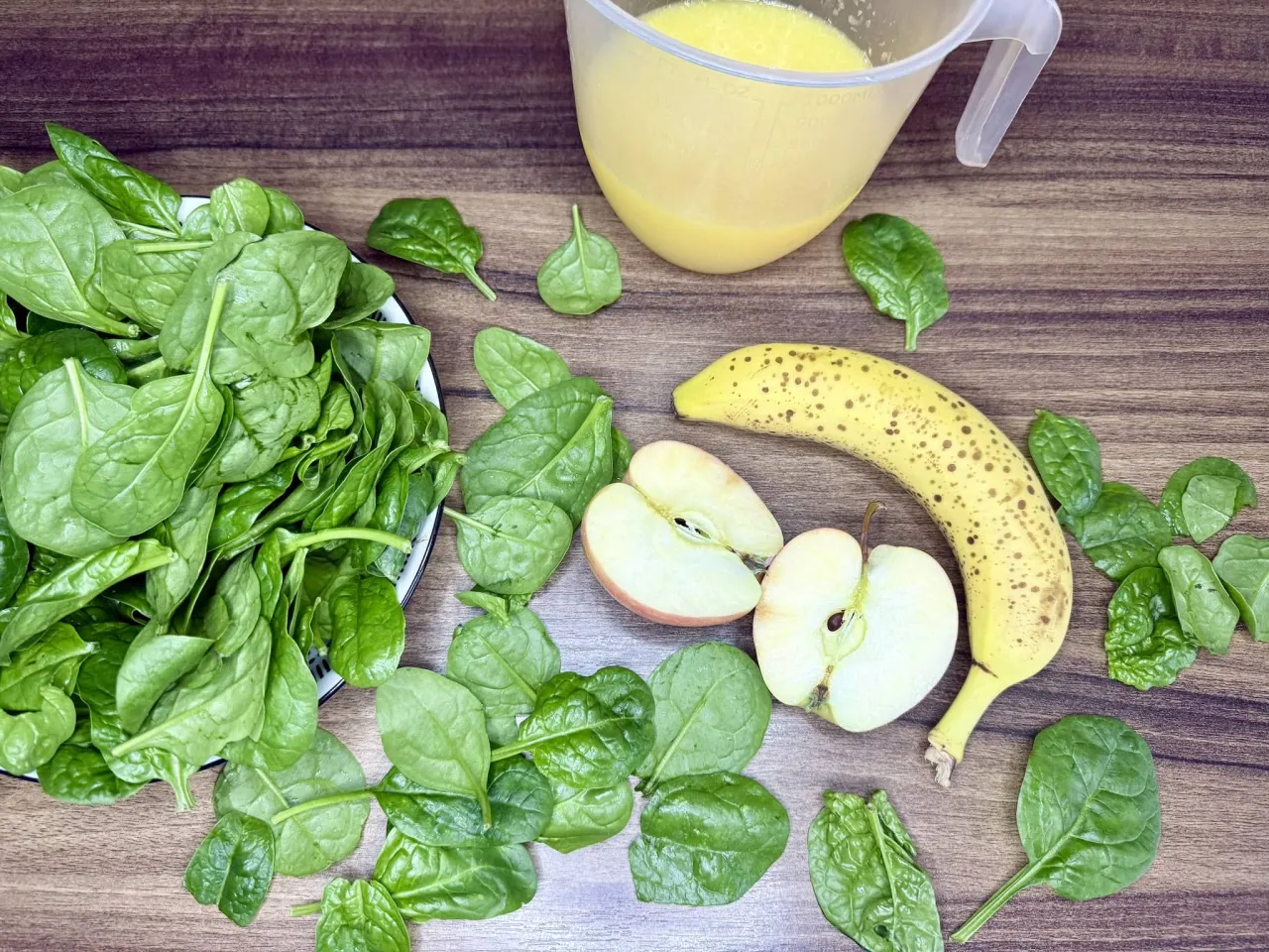 składniki do zielonego koktajlu na stole